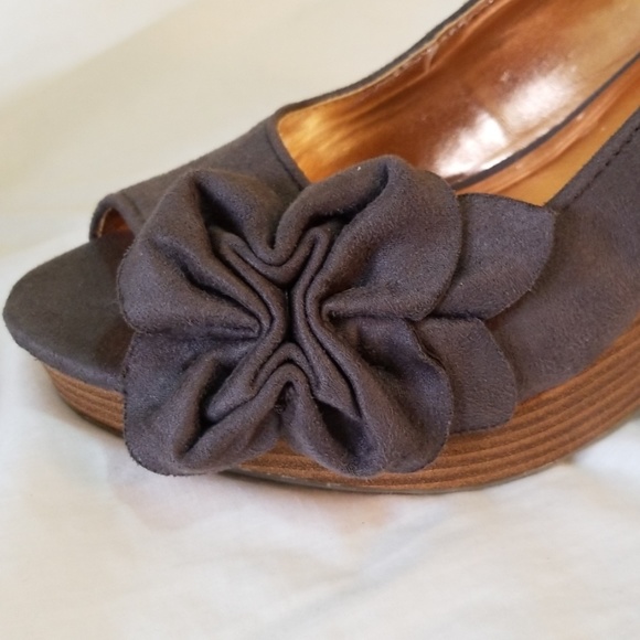 Women's GAP Wedge Heels - Picture 7 of 8